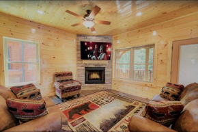 Luxury 5/5.5 Cabin: Theater + Game Room!